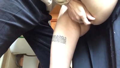 స్కూల్ బాత్‌రూమ్‌లో స్కిర్ట్, నిజమైన నురుగు ఉద్వేగం - నా టీచర్ తన వంతు కృషి చేశాడు